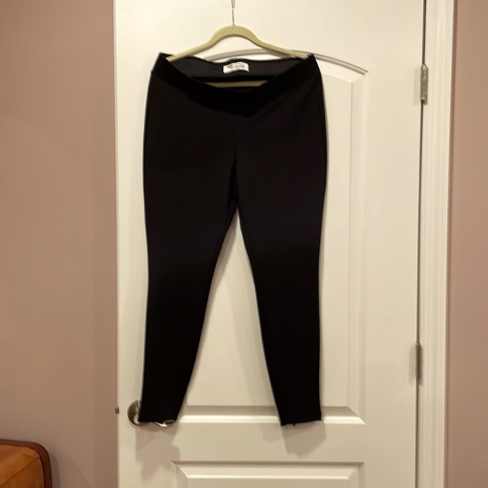 Old navy black leggings never worn not a thin Material zipper on legs